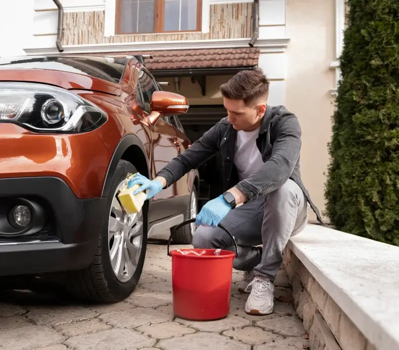 Lavage auto à domicile Pierreclos : professionnel intervenant sur un véhicule